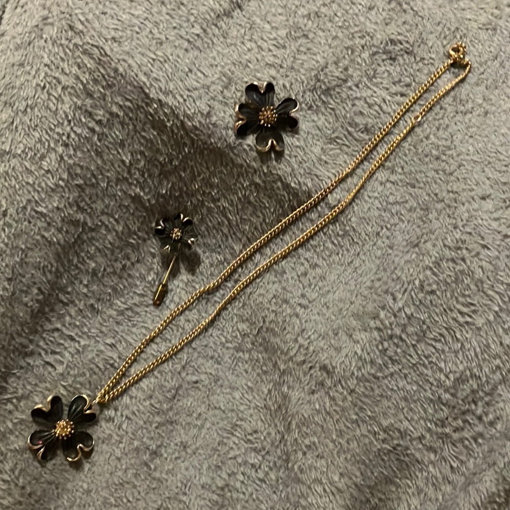 Elegant Black/Gold Flower Necklace 3‎ piece Set including brooch and lapel pin